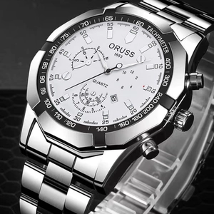Dettaglio dell'orologio cronografo in acciaio argento con quadrante bianco e tachimetro