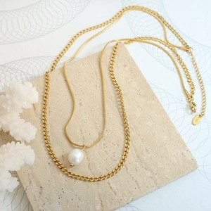 Three-layer irregular gold necklace with natural freshwater pearl and K18 metal tag