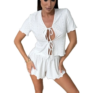 Set estivo bianco due pezzi con ricamo traforato, cardigan a maniche corte e pantaloncini