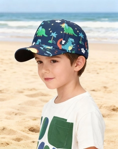 Détail d'une casquette bleue pour enfant avec imprimés dinosaures colorés en extérieur