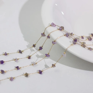 Collier luxueux plaqué or 18 carats avec gravier de cristal violet et billes d'or