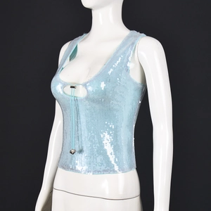 Détail du haut court à paillettes bleu clair avec cordon de serrage et pendentif cœur sur mannequin