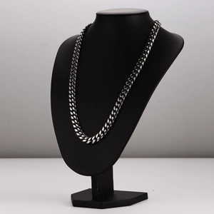Collier chaîne cubaine vintage en acier inoxydable argenté exposé sur un buste de mannequin