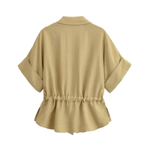 Vue arrière d'une chemise kaki à manches courtes avec cordon de serrage à la taille