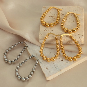 Orecchini a cerchio con perline in oro 18K e argento su seta e pietra elegante