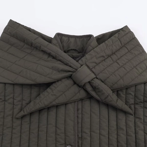 Veste en coton matelassé vert olive foncé avec un design de nœud d'écharpe amovible