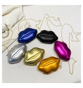 Lippenförmige Ketten-Minibags in Metallic-Farben auf weißem Hintergrund