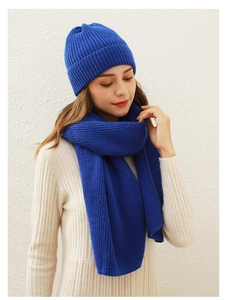 Details des königsblauen Stricksets aus Mütze und Schal mit weicher Kaschmir-Textur