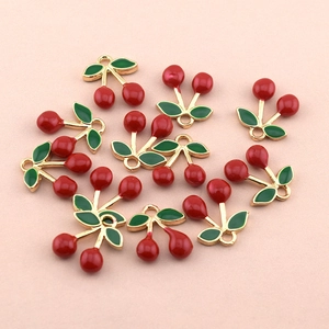 Pendentifs cerises rouges sur fond rose doux pour la création de bijoux DIY personnalisés