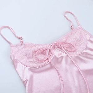 Dettaglio dell'abito in raso rosa con delicato bordo in pizzo e fiocco decorativo sul collo