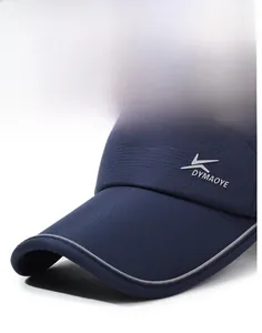 Détail macro du tissu en maille respirant et visière allongée sur casquette de sport marine