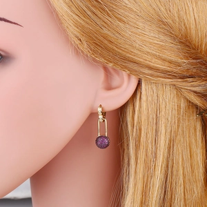 Goldene asymmetrische Ohrhänger mit lila Kristallkugeln für Damen im trendigen Stil