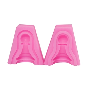 Makroaufnahme der rosa Silikonform für Schachfiguren und Fondant-Handwerk