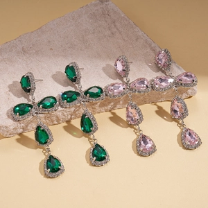 Elegante Ohrringe im Palaststil mit Kristalltropfen und Quasten in Grün und Rosa Farben