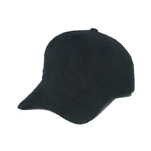 Détail de la texture en maille noire et de la visière structurée de cette casquette de baseball
