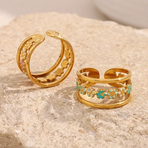 Dreilagiger 18K vergoldeter Edelstahlring mit bunten Blumenmustern und offenem Design