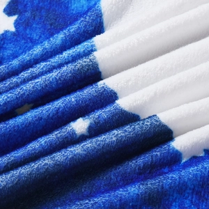 Makroaufnahme der ultraweichen blauen Flanell-Stoffstruktur der Baby-Decke