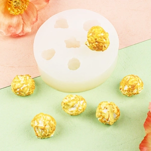 Dettaglio macro dello stampo in silicone bianco per popcorn con cavità interne strutturate