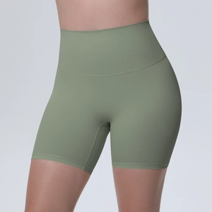 Détail du short de yoga taille haute vert sauge montrant la texture lisse et la coupe