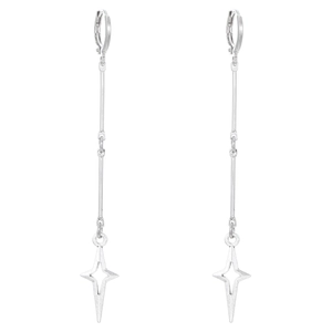 Vue macro de boucles d'oreilles punk argentées avec de longs glands et des pendentifs étoile