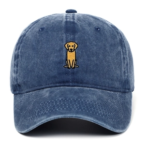 Détail de la broderie de chien et des coutures renforcées sur la casquette en coton délavé