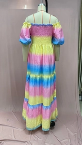 Detail des regenbogenfarbenen schulterfreien Kleides mit Stufenrock und Puffärmeln