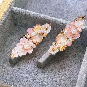 Pinces à cheveux florales élégantes avec pétales roses, perles et alliage doré