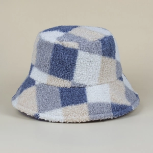 Gros plan détaillé du bob en peluche à damier bleu et beige avec texture laine d'agneau