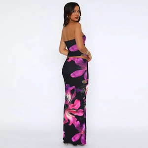 Vue arrière du haut bandeau ajusté et de l'ensemble jupe longue fleurie assortie