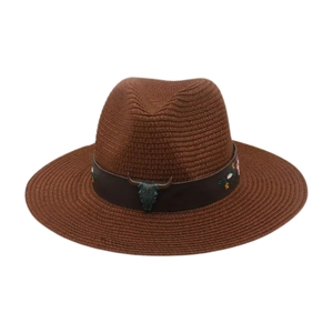 Détail d'un chapeau de paille fedora marron avec tête de taureau et broderie fleurie