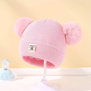 Berretto rosa lavorato a maglia per neonati con due pompon in ecopelliccia