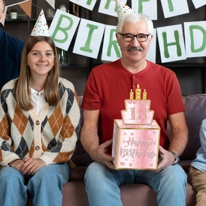 Caja rosa con purpurina para cumpleaños con número 18 y detalle de decoración de tarta