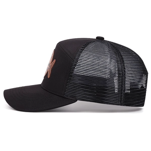 Schwarze Trucker Cap mit Netzrücken und braunem Lederpatch in seitlicher Ansicht