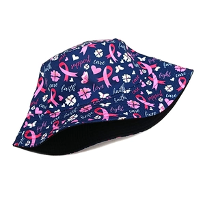 Chapeau bob bleu marine avec rubans roses et fleurs pour sensibilisation au cancer