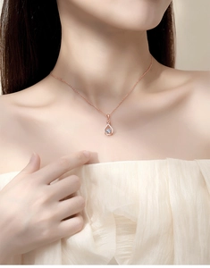 Gros plan du collier S925 en argent avec pendentif goutte d'eau et pierre dansante