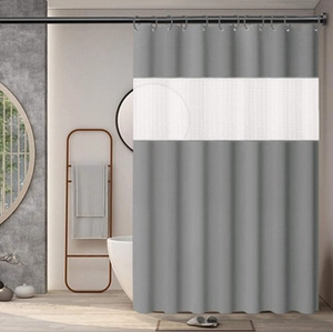 Detail eines grau-weiß gespleißten wasserdichten Duschvorhangs an einer Metallstange