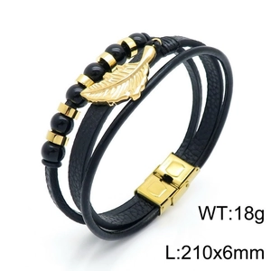 Dettaglio del bracciale multistrato in pelle nera con ciondolo a piuma dorata e chiusura