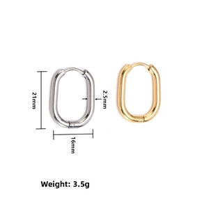 Détail de boucles d'oreilles ovales en forme de U dorées et argentées avec dimensions