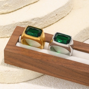 Bagues luxueuses en or 18K et argent avec zircon vert émeraude sur socle en bois