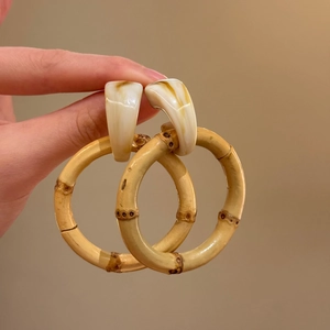 Orecchini a cerchio in resina e bambù con texture naturale e perni in argento 925