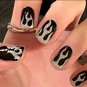 Unghie Finte Corte Mandorla Nere Con Motivo A Fiamma Argento Glitterato Manicure Di Moda Per Donne Elegante