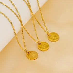 Colliers élégants en acier inoxydable doré avec pendentifs ronds lettres initiales A B C