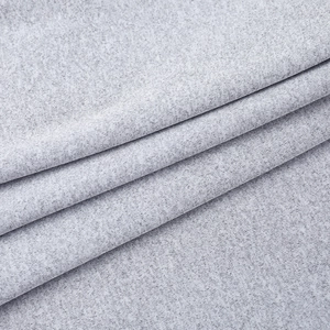 Detailaufnahme aus der Nähe von hochwertigem hellgrauem Strickstoff mit weicher Textur