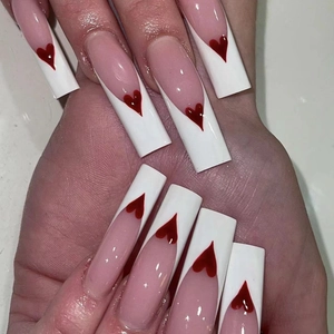 Faux ongles longs carrés avec base rose, pointes French blanches et motifs cœurs rouges