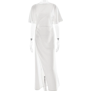Elegantes weißes Maxikleid mit kurzem Arm und hohem Seitenschlitz auf einer Schaufensterpuppe