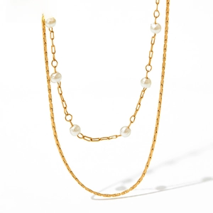 Dettaglio della collana a doppio strato in acciaio inossidabile con catena a serpente e perle