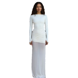 Robe moulante blanche à manches longues en tulle transparent avec fente latérale