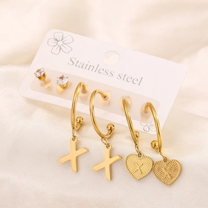 Set dettagliato di tre orecchini in acciaio inossidabile dorato con cuore e lettera X