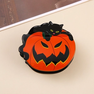 Dettaglio della molletta per capelli di Halloween con gatto nero sulla zucca in acetato