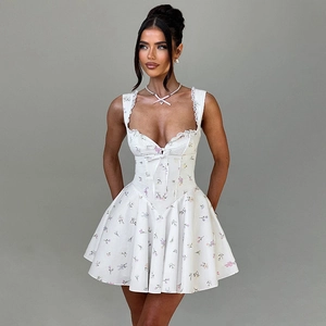 Detailansicht der Spitzenbesätze und Schnürung an diesem weißen Vintage-Blumenkleid
